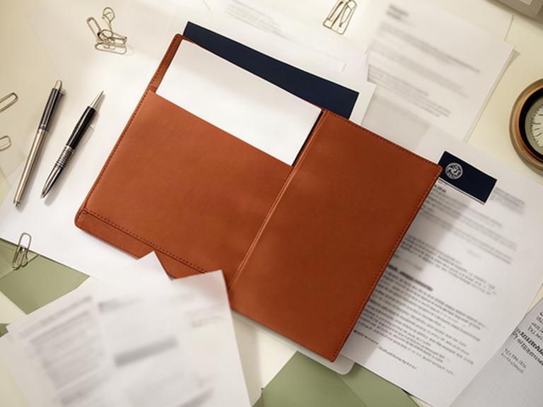 Carpeta con contratos y notificaciones preparada para una consulta legal